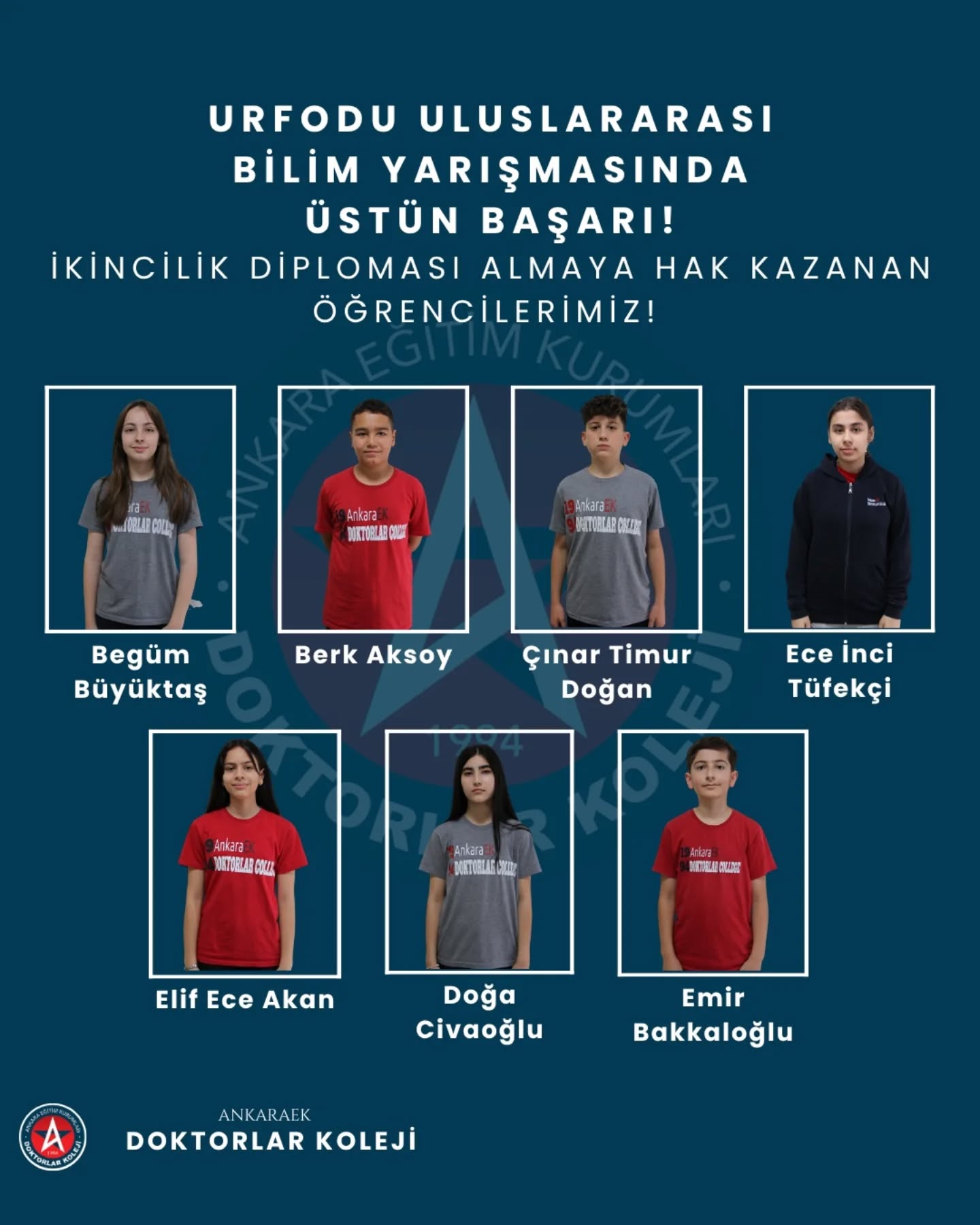 U juda uzoq vaqt davomida sikini tomogida ushlab turadi (porno) Qora va oq porno rasmlar